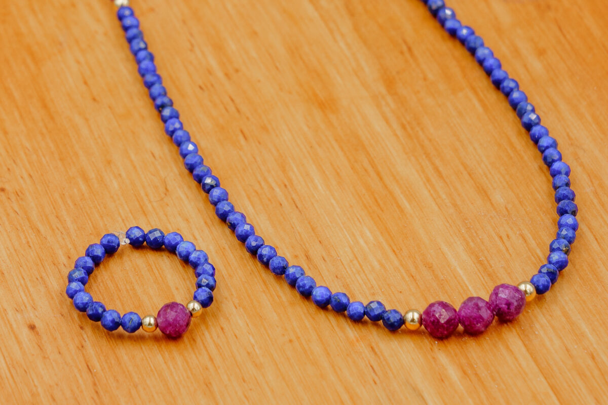 Conjunto de Collar y Anillo de Lapislázuli y Rubí facetados con gold filled - Imagen 2