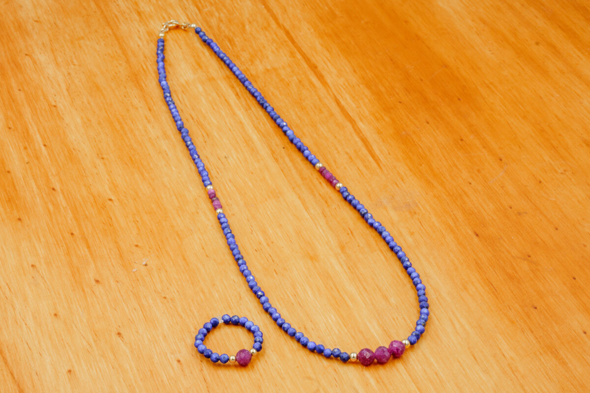 Conjunto de Collar y Anillo de Lapislázuli y Rubí facetados con gold filled