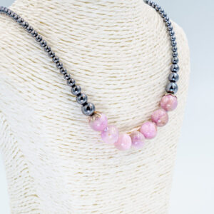collar de kunzita e hiddenita con hematite