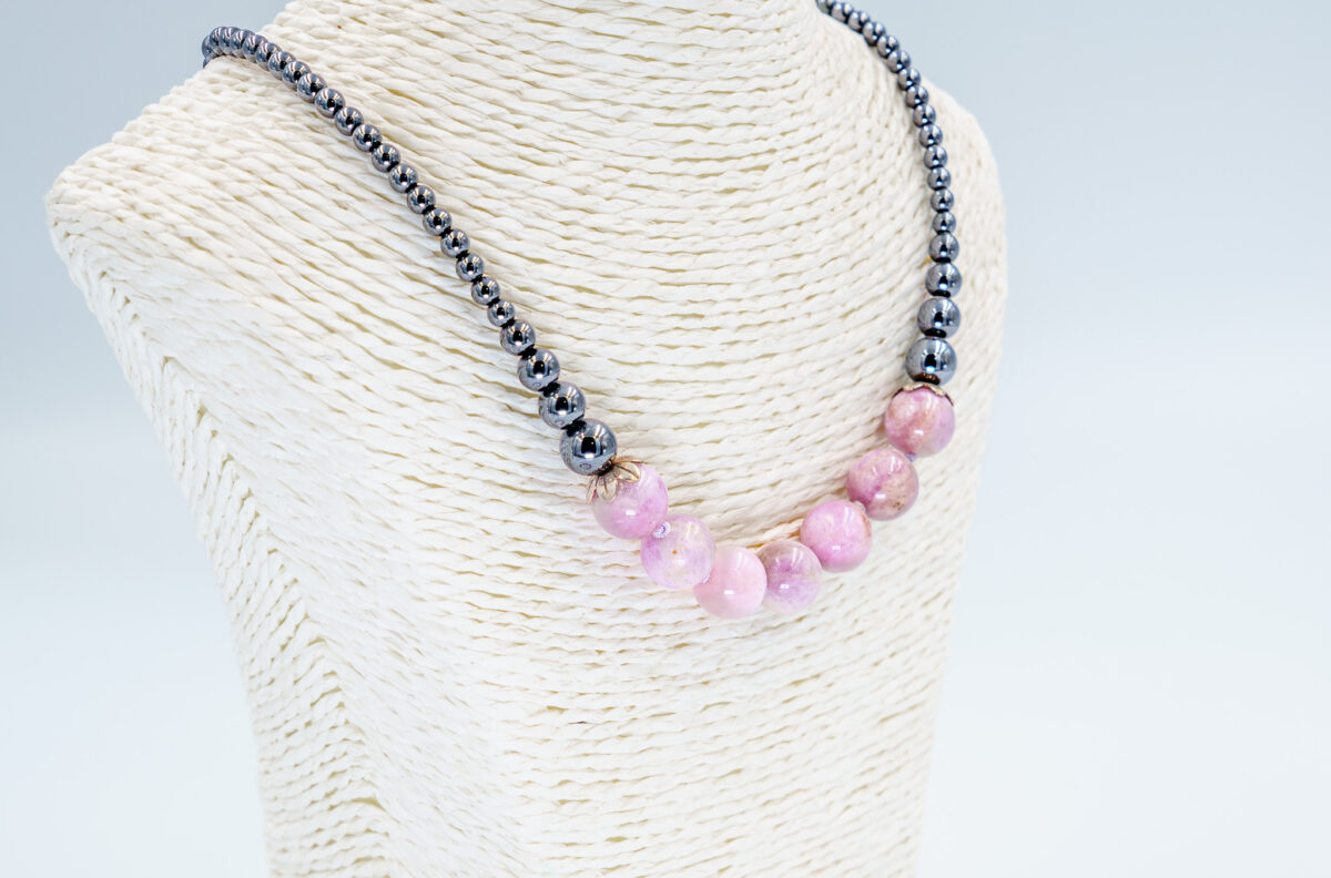 collar de kunzita e hiddenita con hematite