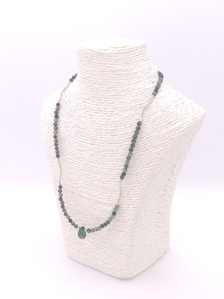 collar de zoisita y rubí natural